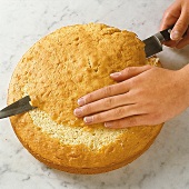 50 Torten, Rundung mit Messer von Tortenoberfläche schneiden, Step