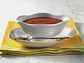 Sauce, rote Sauce in Sauciere