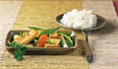 Thailändisch kochen, Tofu mit Zuckerschoten, Mais, Reis, Möhren