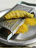 Indisch kochen, Kurkumawurzel und Pulver, gelb