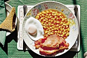 Bacon, Eggs und baked beans, typisches englisches Frühstück