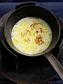 Indisch kochen, Biriyani Step 1: Milch, Ghee und Safran erhitzen