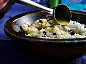Indisch kochen, Biriyani Step 2: Safranmilch über Reis geben