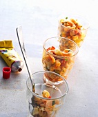 Nudelsalate,  Gläser mit Nudel salat m. Harissa-Salsa und Shrimps