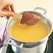 50 Aufstriche, Orangen-Curd: O rangen-Zitronensaft aufkochen, Step2