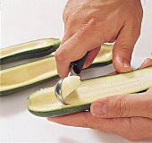 Kürbis und Zucchini, Step 3: Zucchini aushöhlen