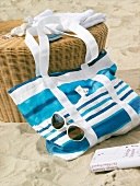 blau-weiß gestreifte Strandtasche, Sonnenbrille, Beistelltisch, Strand