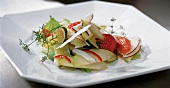 Kürbis und Zucchini, Step 2: Korianderblüten zum Salat geben
