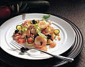 Shrimps, Zucchinigemüse mit Garnelenschwänze, schwarze Oliven