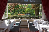 Speisesaal, großes Fenster mit Blick in den Garten "Brenner's Park-Hotel"