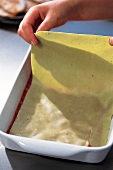 Ravioli und Lasagne, Lasagne Step 2: Lasagneblatt auf Sauce legen