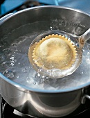 Ravioli und Lasagne, Tortelli Step 4: Tortelli ins Wasser geben