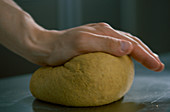 100 beste Brot, Kürbisbrot: Te ig mit den Händen kneten, Step 1