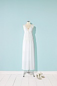 langes, weißes Kleid auf einem Kleiderständer
