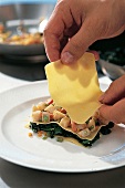 Ravioli und Lasagne, Fazzoletti Step4-Teigblatt auf Füllung legen