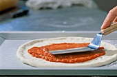 100 beste Brot, Muschelpizza: Tomatensauce auf Teig geben, Step 1