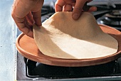 100 beste Brot, Fladenbrot: Fl aden auf Tonplatte legen, Step 1