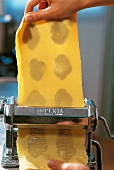 Ravioli und Lasagne, Fazzoletti Step 2: Teig in Nudelmaschine