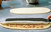 100 beste Brot, Pirogge: Teig mit Füllung aufrollen, Step 2