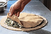 100 beste Brot, Gefülltes Brot : Teigfladen auf Füllung, Step 2
