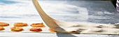 Ravioli und Lasagne, Step 1: Aprikosenscheiben mit Teig bedecken