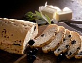 100 beste Brot, Olivenbrot mit gehackten Zwiebeln, Stück Butter