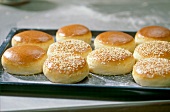 100 beste Brot, Hamburger Buns : Sesam auf Brötchen streuen, Step 3