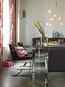 Lederstühle, braun, Esszimmertisch, Sideboard, Blumenvase