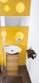 Waschbecken auf Holzwürfel, Standarm atur, gelbe Glaswand, Spiegel