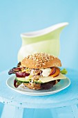 Vollkorn-Käse-Burger mit Gurken, Pflaumen, Alfalfa-Sprossen und Salat