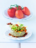 Salat von rohem und gekochtem Gemüse mit Tomatenvinaigrette