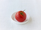 eine rote Tomate, Sorte Berner Rose 