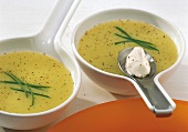 Kalorien-Sparbuch, 2 Tassen Gurken-Curry-Suppe, saure Sahne