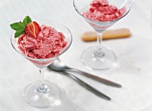 Kalorien-Sparbuch, 2 Gläser mit Erdbeersorbet