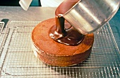 Buch der Schokolade, Step 7: Schokoglasur auf Torte geben