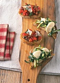 Raclette, Tomaten-Sardellen-Cr ostini, Zucchini-Mozzarella-Crostini