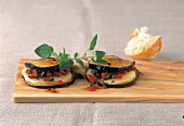 Raclette, Auberginen mit Käsefüllung, Paprikawürfel, Weißbrot