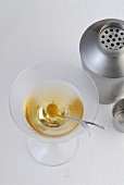 Vorspeisen & Nachspeisen, Ves- per-Martini mit Olive im Glas