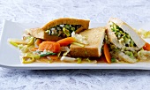 Wok, Grün gefüllte Tofu-Täschchen mit Möhren, Chinakohl, Lauch