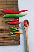 Asia-Häppchen, Chilischoten in verschiedenen Größen, rote, grüne