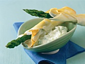 Asia-Häppchen, Gebackener Knusperspargel mit Wasabi-Dip