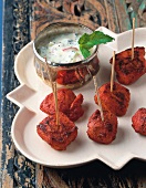 Asia-Häppchen, Tandoori-Hähnchen-Spieße mit Joghurt-Dip