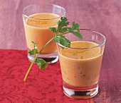 Asia-Häppchen, 2 Gläser KokosTomaten-Suppe mit Koriandergrün