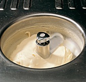 Buch der Schokolade, Eiscreme Step7: Eis in Eismaschine, gefrieren