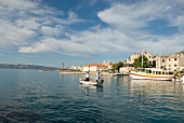 Bick aufs Meer und Stadt, Boote, Wolken am Himmel.