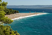 Blick aufs Meer und den Strand von Zlatni Rat