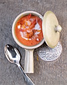 Wok, Tomaten-Kokos-Suppe mit Garnelen, Löffel