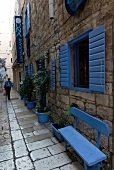 Gasse in Hvar, blaue Bank und Fensterläden