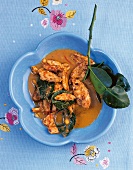 Wok, Erdnuss-Hähnchen-Curry mit Kaffirlimettenblätter