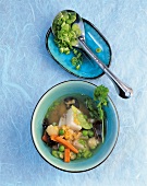 Wok, Asia-Fischsuppe mit roten Linsen, Lauchzwiebeln, Möhren